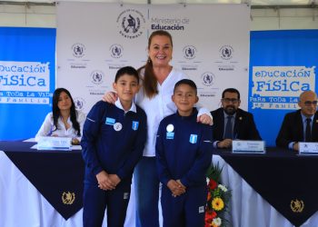 Herber y Josué junto a la ministra Anabella Giracca. / Foto: Mineduc.