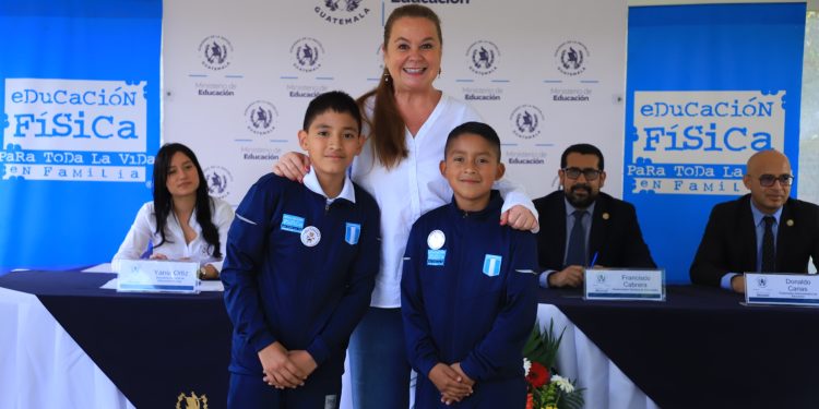 Herber y Josué junto a la ministra Anabella Giracca. / Foto: Mineduc.