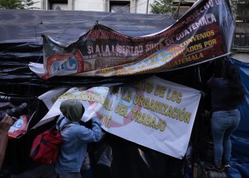 PNC de manera pacífica desaloja a integrantes del STEG de los alrededores del palacio. / Foto: Noé Pérez