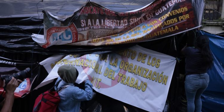 PNC de manera pacífica desaloja a integrantes del STEG de los alrededores del palacio. / Foto: Noé Pérez