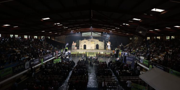 La esperada coronación se llevó a cabo el sábado 26 de julio, cumpliendo con la costumbre de celebrarla el último sábado del mes. / Foto: Noé Pérez