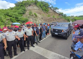 Diálogo permite restablecer el paso en Vado Hondo tras bloqueo del magisterio chiquimulteco