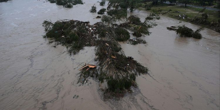 Cifra de fallecidos por las inundaciones en Texas llega a los 89