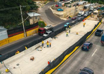 Trabajadores de Covial llevan a cabo los últimos trabajos antes de mañana se abra el paso al tránsito vehicular.