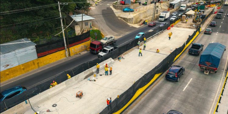 Trabajadores de Covial llevan a cabo los últimos trabajos antes de mañana se abra el paso al tránsito vehicular.