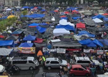 Un grupo de maestros permanece en la Plaza de la Constitución. El ministro de Gobernación anunció que no se permitirán bloqueos.