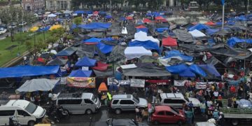 Un grupo de maestros permanece en la Plaza de la Constitución. El ministro de Gobernación anunció que no se permitirán bloqueos.