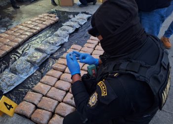 Agentes de Dipanda detuvieron a tres personas y decomisaron 215 libras de marihuana en Cobán, Alta Verapaz.