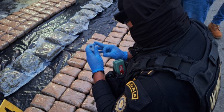 Agentes de Dipanda detuvieron a tres personas y decomisaron 215 libras de marihuana en Cobán, Alta Verapaz.