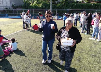 Personal del Mides entrega raciones de alimentos a pobladores en albergue de San Vicente Pacaya, Escuintla.