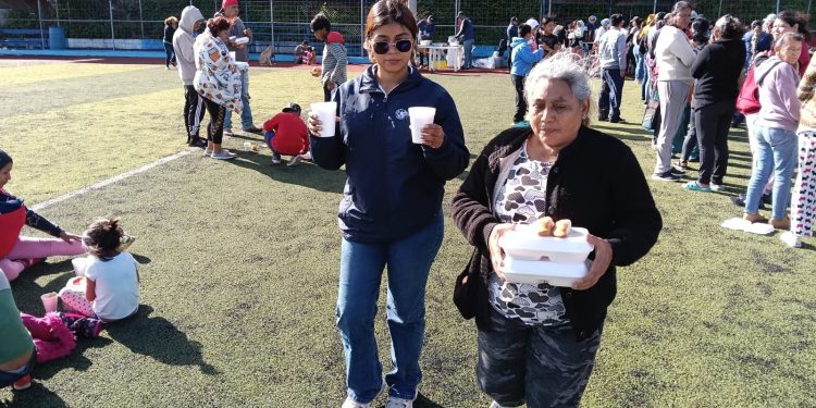 Personal del Mides entrega raciones de alimentos a pobladores en albergue de San Vicente Pacaya, Escuintla.