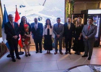 Participantes en el acto de bienvenida a la aerolína Air Canadá, que operará vuelo directo de Montreal a la Ciudad de Guatemala.