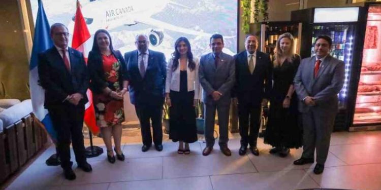 Participantes en el acto de bienvenida a la aerolína Air Canadá, que operará vuelo directo de Montreal a la Ciudad de Guatemala.