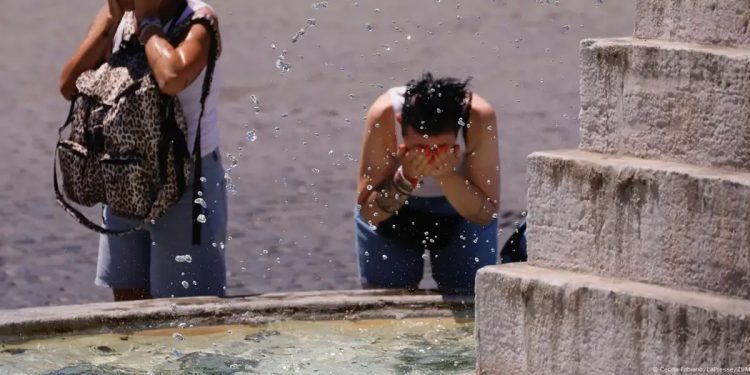 Italia afronta la tercera ola de calor de la temporada, con temperaturas arriba de los 40 grados.
