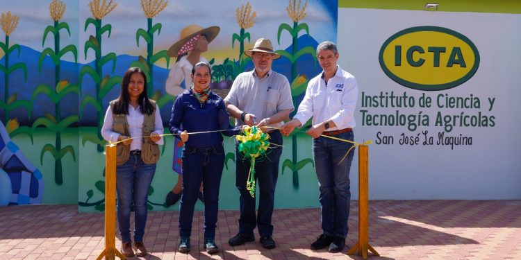 El presidente Bernardo Arévalo inaugura, junto a la titular del MAGA, Fernanda Rivera, la renovación del centro del ICTA en Suchitepéquez.