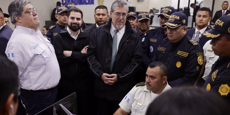 Presidente Bernardo Arévalo visitó a la Dirección General de la PNC el pasado 12 de diciembre. / Foto: Dickens Zamora