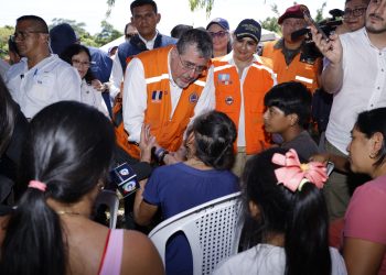 El presidente Bernardo Arévalo supervisa la atención que se brinda a damnificados por sismos en Comapa, Jutiapa.