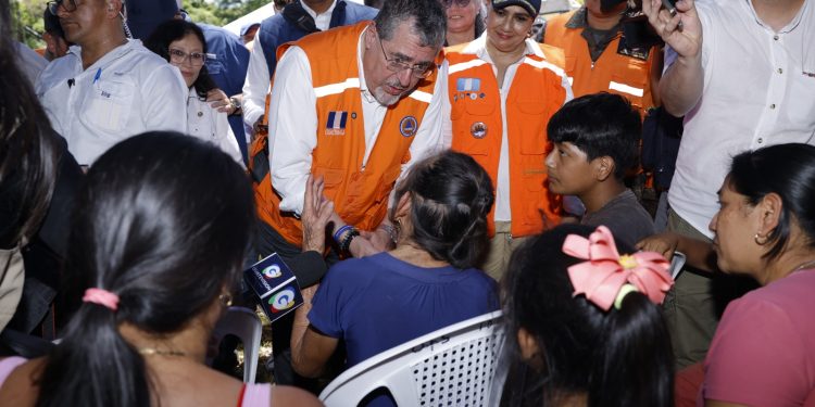 El presidente Bernardo Arévalo supervisa la atención que se brinda a damnificados por sismos en Comapa, Jutiapa.