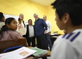El presidente Bernardo Arévalo y la Ministra de Educación, Anabella Giracca, durante la supervisión en una escuela de San José Poaquil, Chimaltenango.