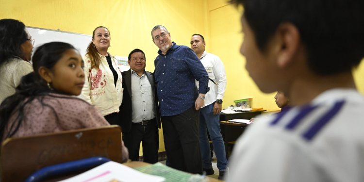 El presidente Bernardo Arévalo y la Ministra de Educación, Anabella Giracca, durante la supervisión en una escuela de San José Poaquil, Chimaltenango.