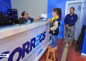 Niños y jóvenes viven la experiencia de enviar cartas por correo. / Foto: CIV.