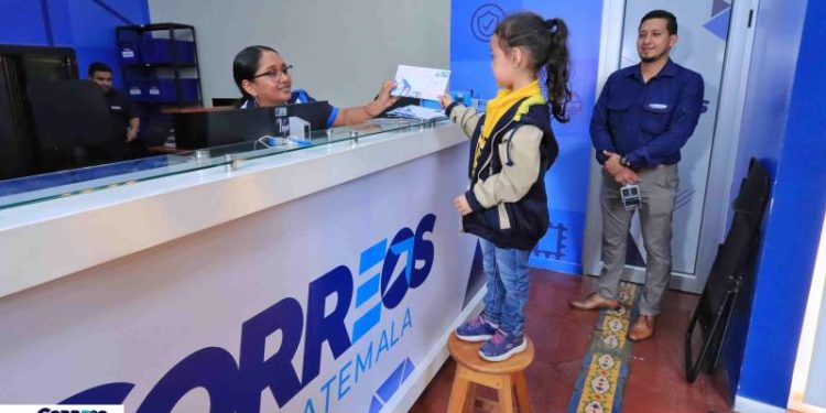 Niños y jóvenes viven la experiencia de enviar cartas por correo. / Foto: CIV.