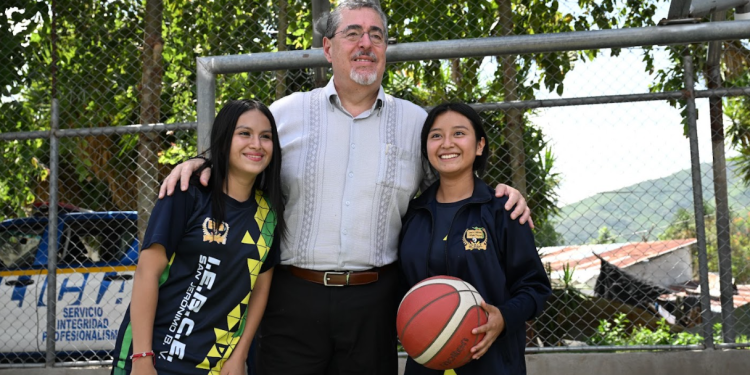 Presidente en gira de trabajo en Baja Verapaz. / Foto: Byron de la Cruz.