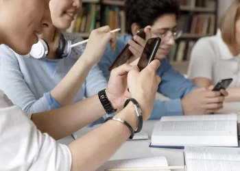 Portugal prohíbe uso de celulares en establecimientos educativos el próximo ciclo escolar