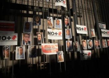 Periodistas mexicanos colocan fotos de colegas muertos por violencia.