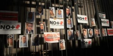 Periodistas mexicanos colocan fotos de colegas muertos por violencia.
