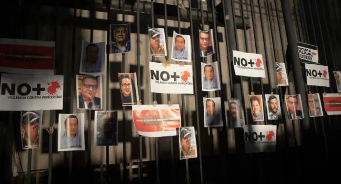 Periodistas mexicanos colocan fotos de colegas muertos por violencia.