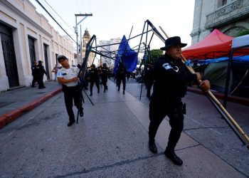 Agentes de la PNC retiran champas que obstaculizaban el paso en los alrededores del Palacio Nacional de la Cultura.