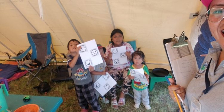 El Ministerio de Salud brinda atención psicológica a personas albergadas por sismos en Palín, Escuintla.