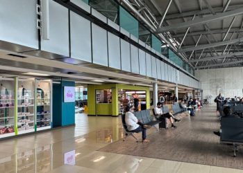 La terminal aérea del Aeropuerto Internacional La Aurora contará con nuevo servicio de limpieza del edificio y mólulos sanitarios.