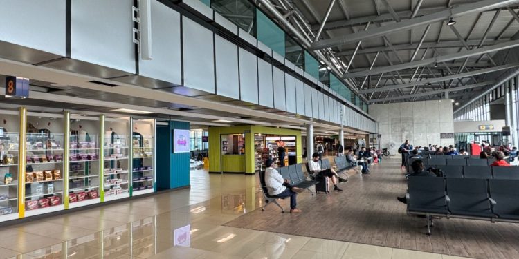 La terminal aérea del Aeropuerto Internacional La Aurora contará con nuevo servicio de limpieza del edificio y mólulos sanitarios.