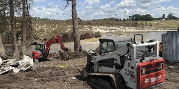 Maquinaria trabaja en el retiro de escombros por las inundaciones en Texas.