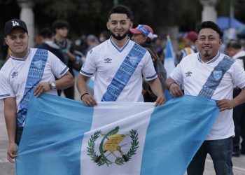 Aficionados se acercan a El Obelisco. / Foto: Alex Jacinto.