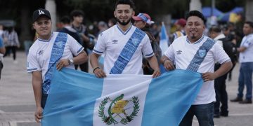 Aficionados se acercan a El Obelisco. / Foto: Alex Jacinto.