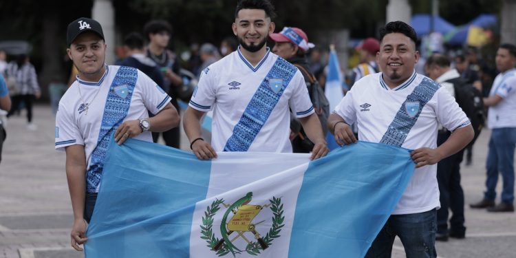Aficionados se acercan a El Obelisco. / Foto: Alex Jacinto.