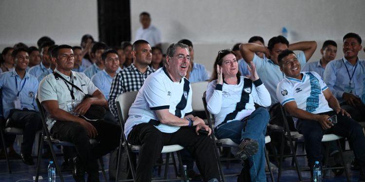 Presidente Arévalo se suma a la afición apoyando a Guatemala en la Copa Oro. / Foto: Byron de la Cruz.