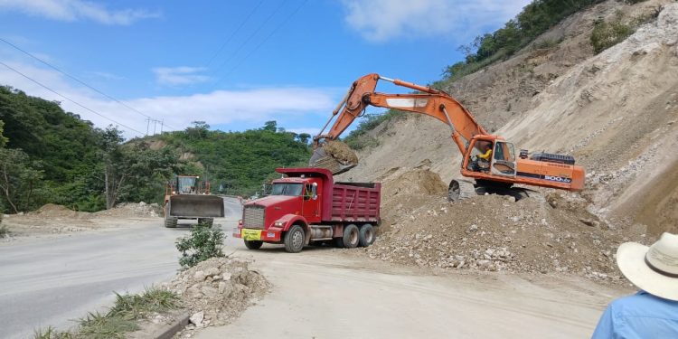 CIV continua trabajos de limpieza en derrumbe del km 61.4. (Foto: CIV)