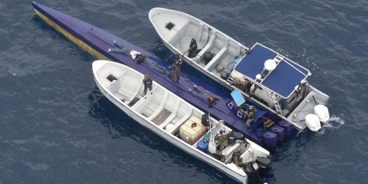 Semisumergible interceptado por la Marina de la Defensa Nacional. / Foto: Ejército