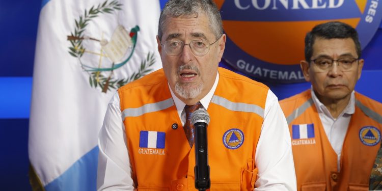 Presidente Arévalo anuncia suspensión de clases y trabajo presencial por temblores de las últimas horas. / Foto: Gilber García.