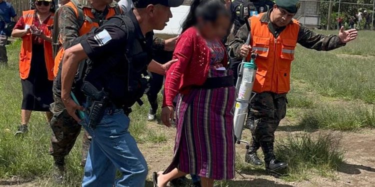 as pacientes con trabajo de parto complicado fueron trasladadas vía aérea de Santa María de Jesús al estadio Pensativo de Antigua Guatemala. / Foto: PNC