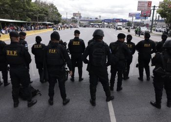 STEG bloquea paso al ingreso del Hospital Roosevelt. / Foto: Alex Jacinto