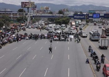STEG bloquea paso al ingreso del Hospital Roosevelt. / Foto: Alex Jacinto