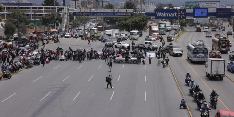 STEG bloquea paso al ingreso del Hospital Roosevelt. / Foto: Alex Jacinto