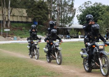 Agentes motorizados de la PNC demostrando sus tácticas. / Foto: PNC.