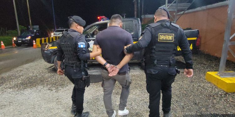 La detención de Carlos “N” se enmarca en los esfuerzos interinstitucionales que buscan frenar el tráfico de personas en el país. / Foto: PNC