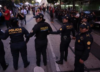 PNC retira carpas de maestros sindicalistas del STEG. / Foto: Noé Pérez.